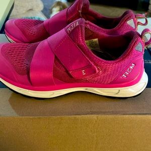 Hot Pink Tiems women’s 8.